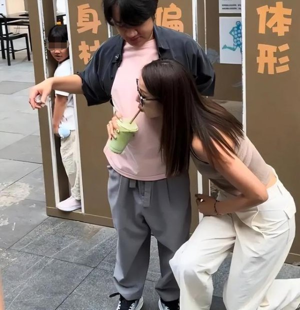 王祖蓝家出游遭围不雅,李亚男高挑亮眼,网友辱弄笑翻全场