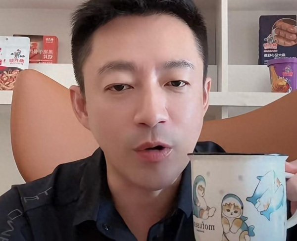 网友:这杯子能测父爱浓度?汪小菲直播喝水不测带火珐琅缸