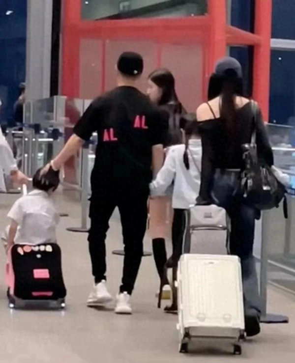 汪峰带四娃游玩归来,三女儿颜值在线,13岁二女儿稀有露脸