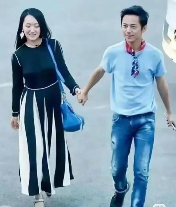 何炅联袂杨钰莹现身街头 画面原宥 何炅年长 杨钰莹依旧靓丽