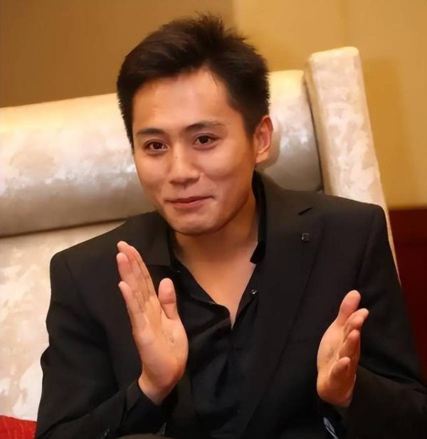 刘烨归隐三年因家庭担心,默然督察太太感东谈主至深