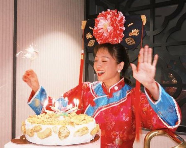 36岁寿辰玩“还珠格格”主题，成年东说念主的一又友圈怎样解锁童年系念