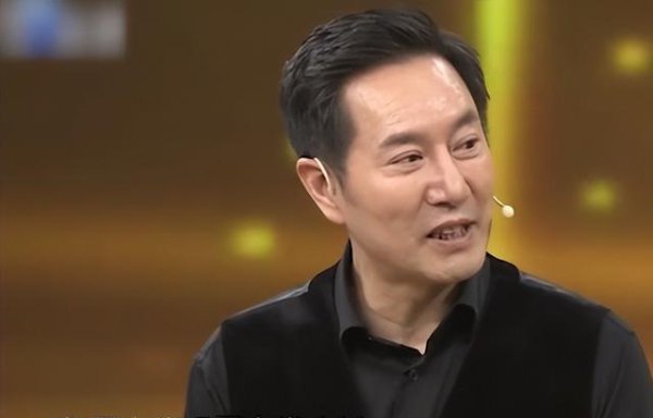 55岁姚刚现状:终生未娶无子,购千万豪宅茕居,发福更显帅气